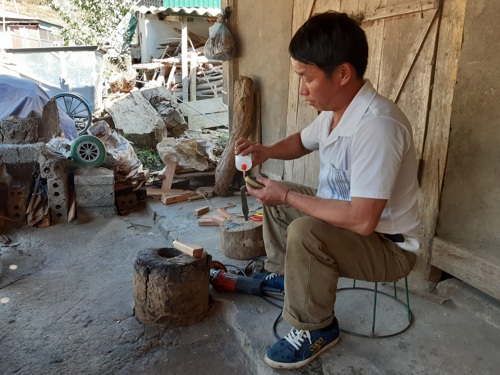 Anh Sử tra cán dao bán cho khách hàng.
